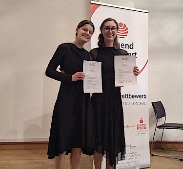 Amelie Willig und Ela Polat mit Ihren Urkunden